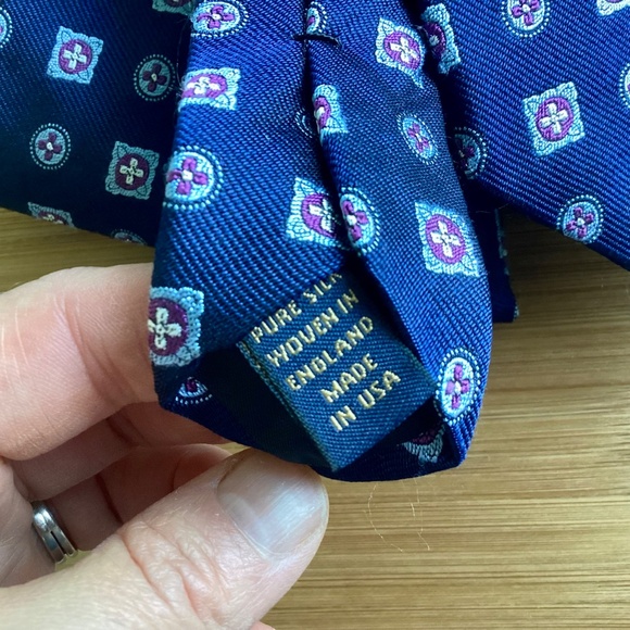 NWT Brooks Brothers Blue Medallion 100% Silk Mens Necktie Preppy Career USA - Picture 4 of 8